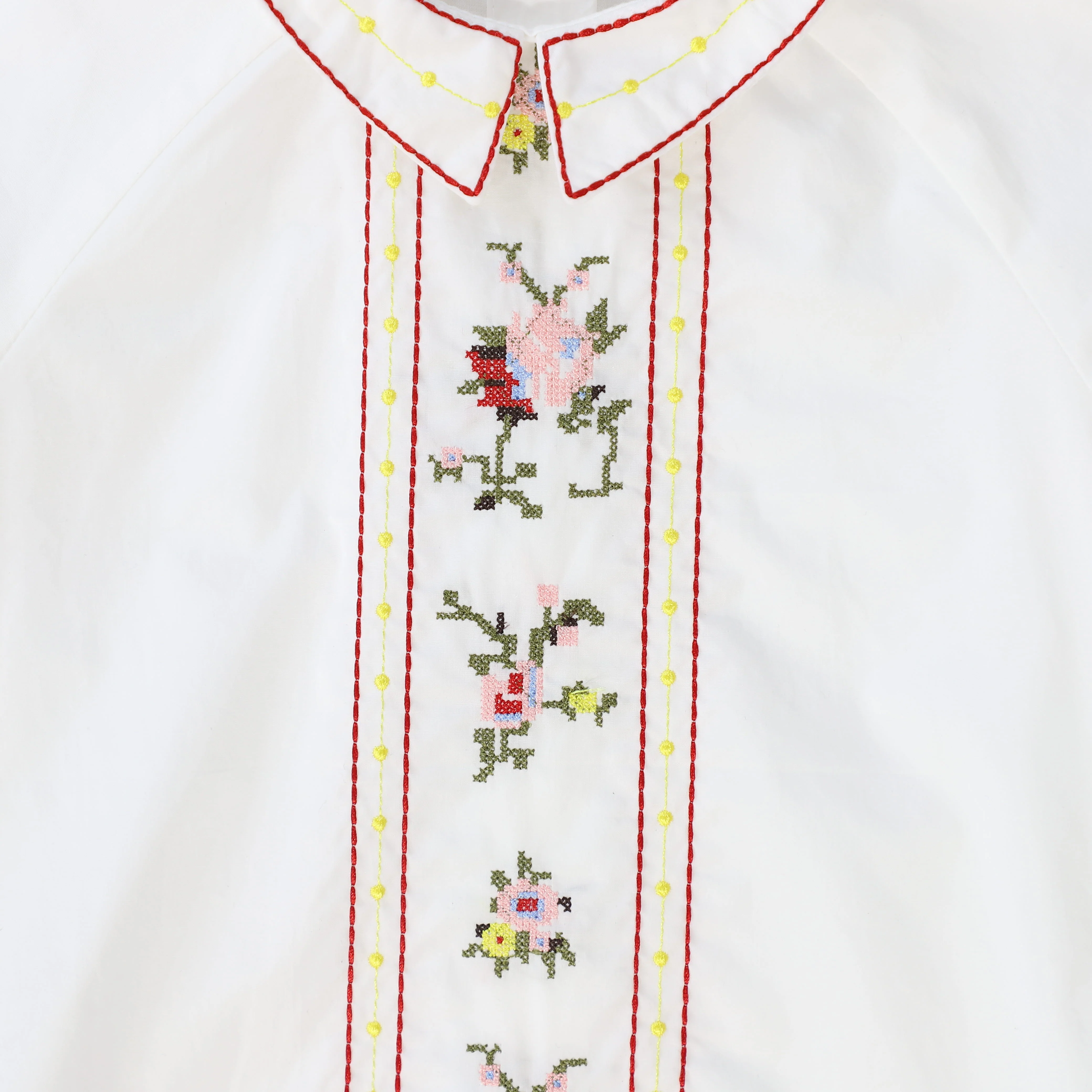 BAMBOO WHITE EMBROIDERED FLOWER BLOUSE [FINAL SALE] - Image 3